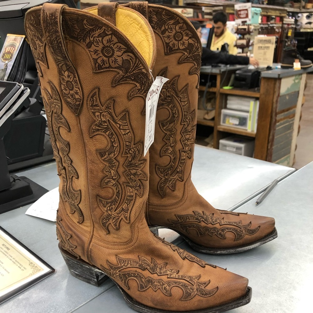 Cavender’s Western Boots with appliqué GORGEOUS